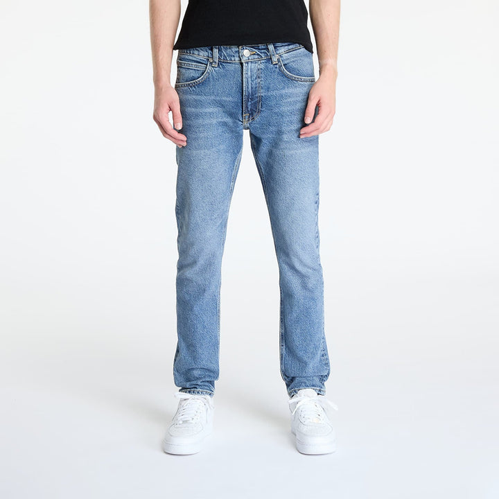 لي لوك جينز باتجاه الشمال