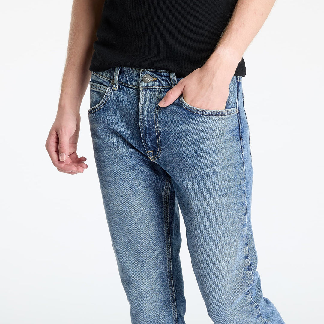 لي لوك جينز باتجاه الشمال