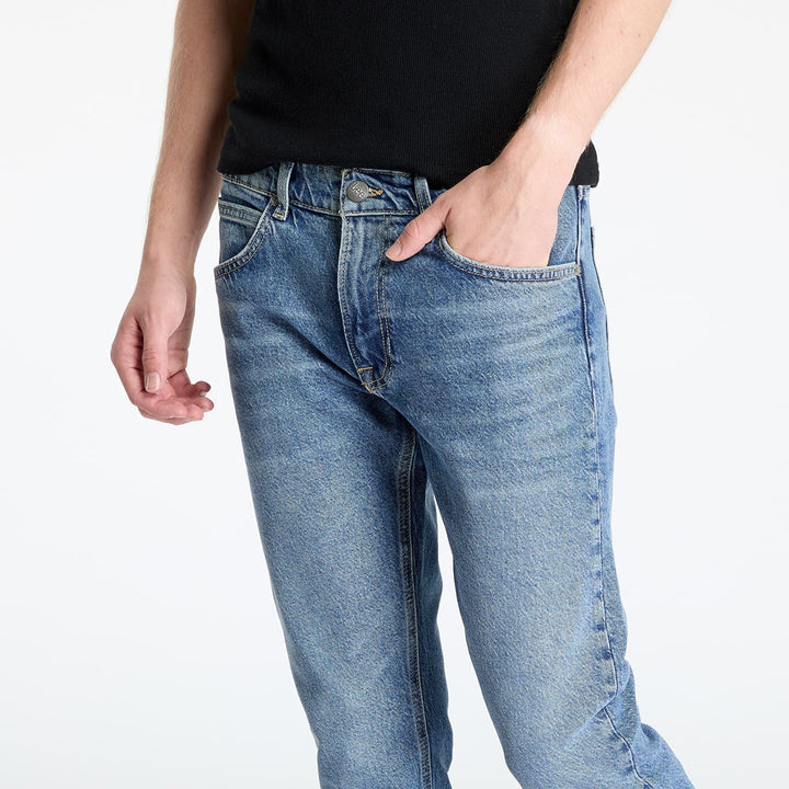 لي لوك جينز باتجاه الشمال