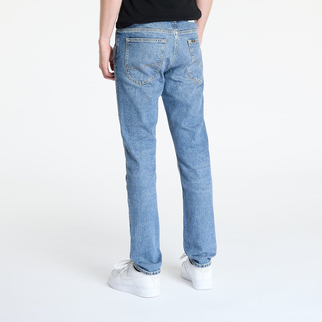 لي لوك جينز باتجاه الشمال