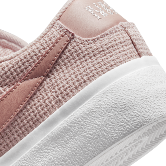 حذاء Nike Blazer ذو المنصة المنخفضة Essential "وردي أكسفورد منسوج"