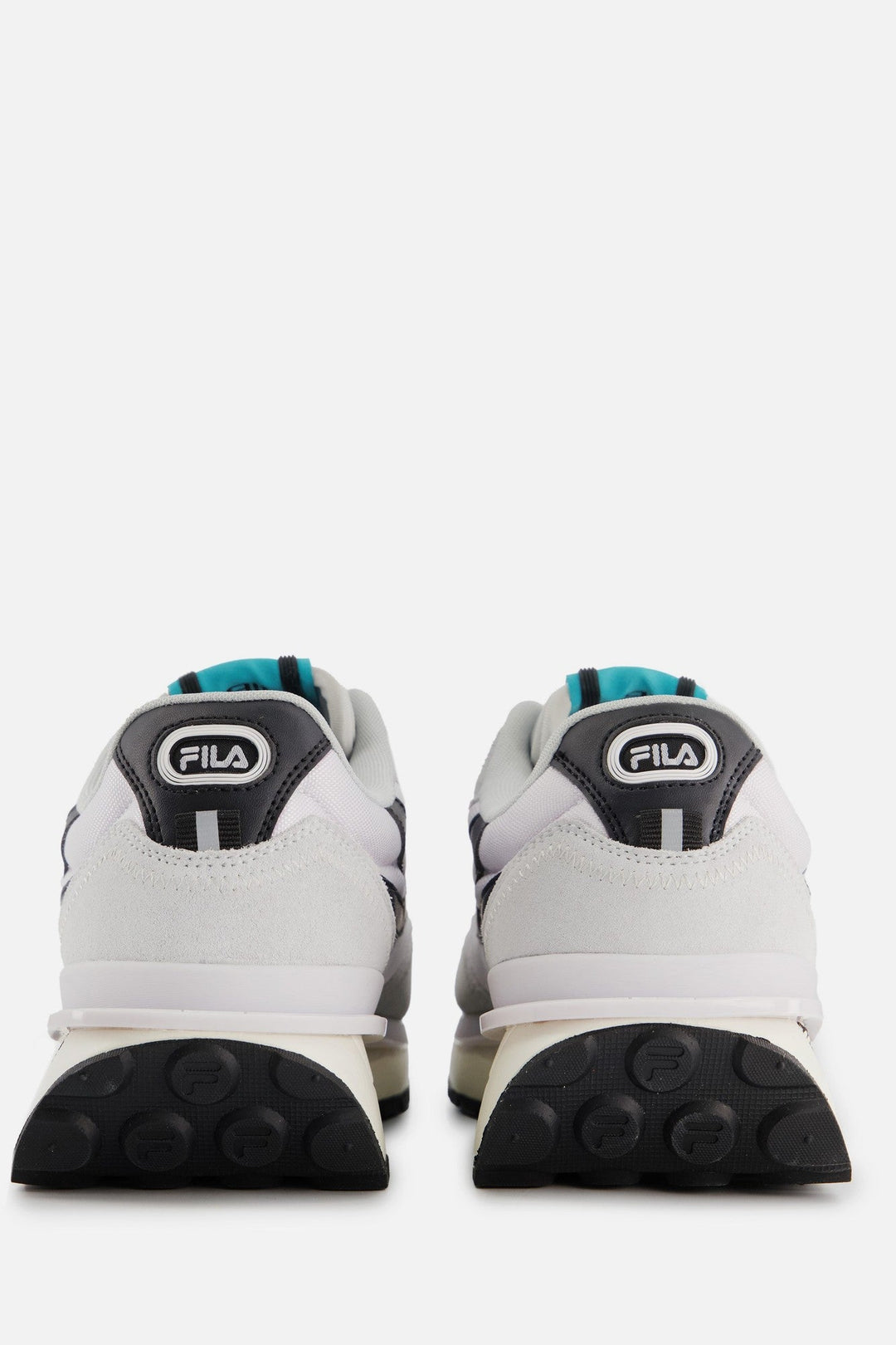 حذاء رياضي فيلا ريجيو من الجلد المدبوغ باللون الرمادي