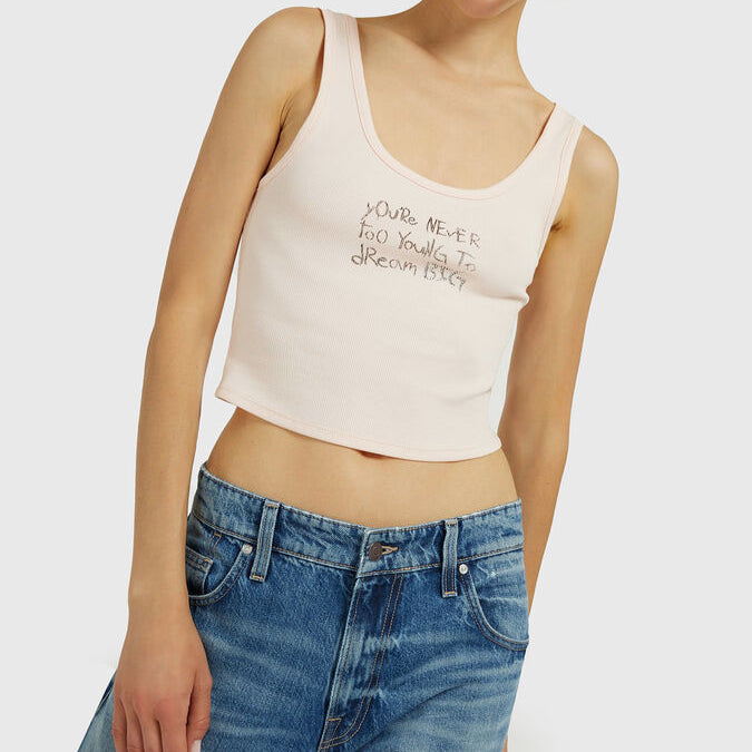 بلوزة قصيرة بطبعة جرافيتي من Guess