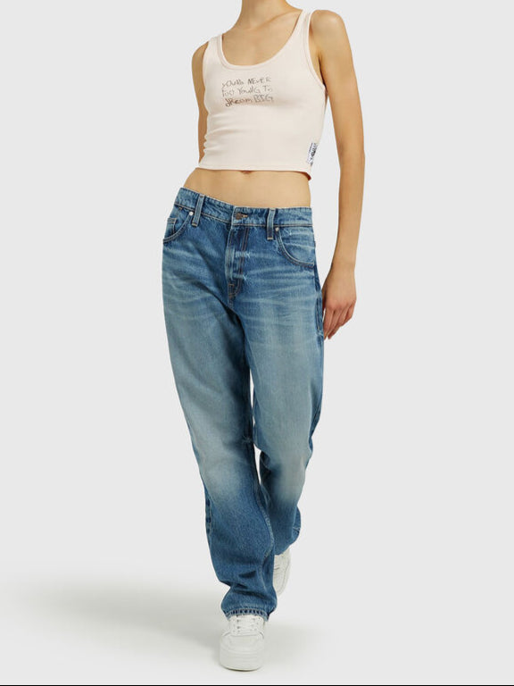 بلوزة قصيرة بطبعة جرافيتي من Guess