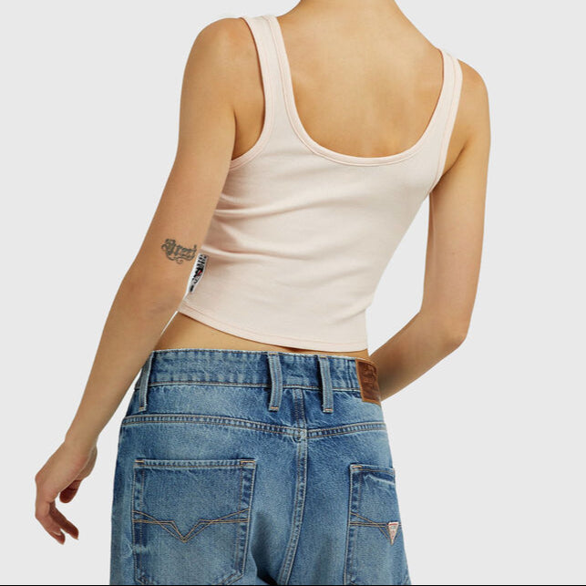 بلوزة قصيرة بطبعة جرافيتي من Guess