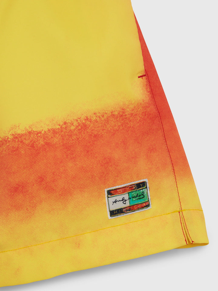 شورت سباحة رجالي بطبعة غروب الشمس من تومي هيلفيغر