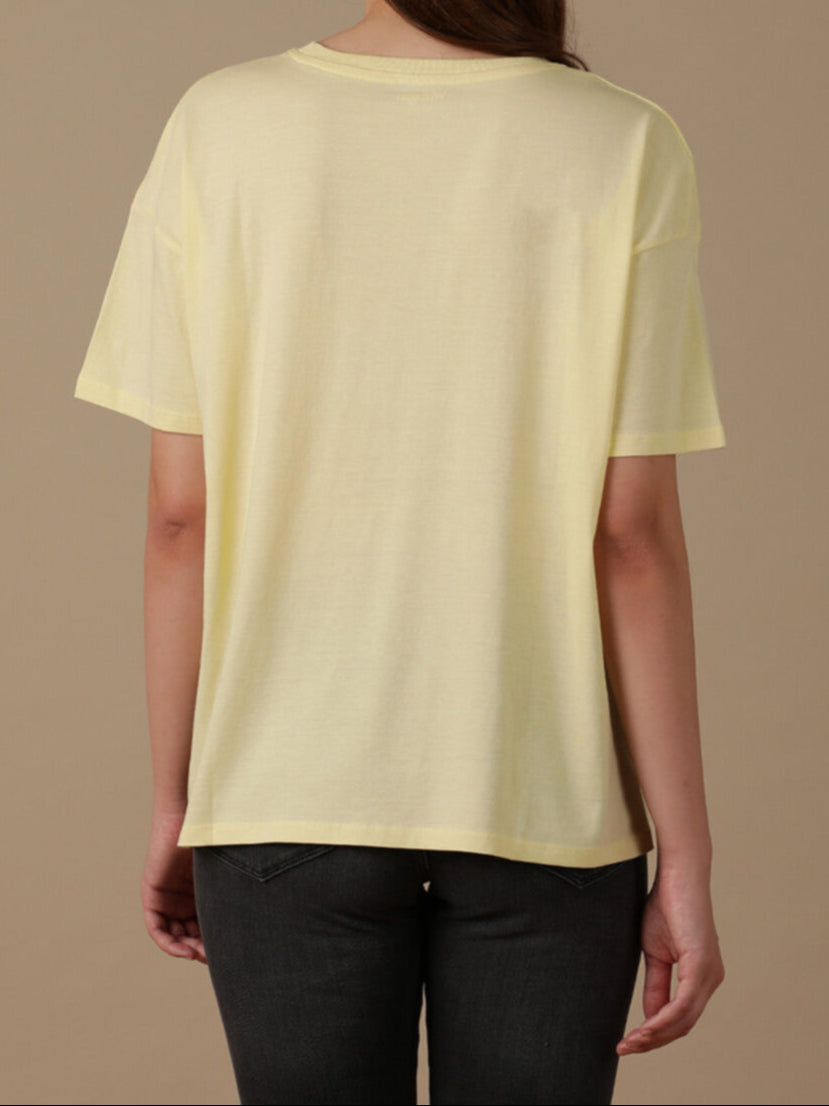 تي شيرت رانجلر النسائي ذو الرقبة الدائرية والجرافيكية باللون البيج مناسب للصديقات