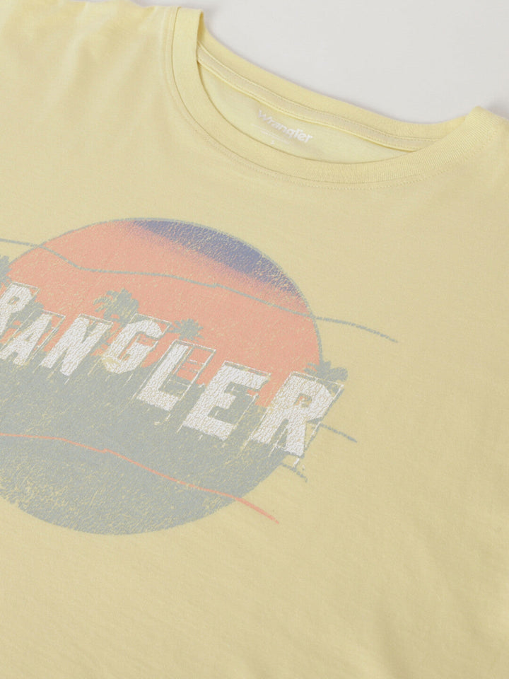 تي شيرت رانجلر النسائي ذو الرقبة الدائرية والجرافيكية باللون البيج مناسب للصديقات