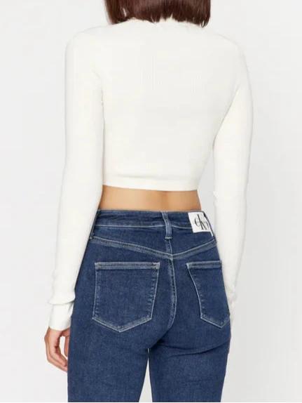 سترة كالفن كلاين جينز ضيقة بفتحة رقبة على شكل حرف V