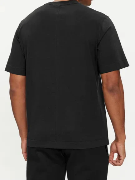 تي شيرت كالفن كلاين