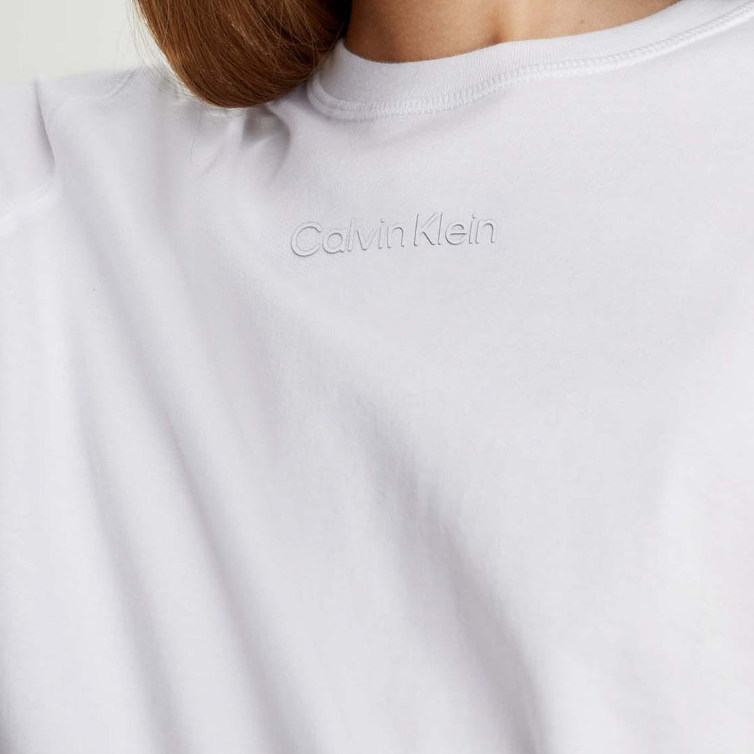 تي شيرت رياضي نسائي بقصّة بوكسي من كالفن كلاين