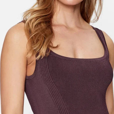 فستان جيس قصير بقصة ضيقة