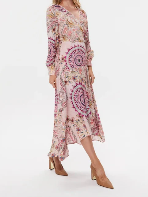 فستان طويل مطبوع بالكامل من Guess