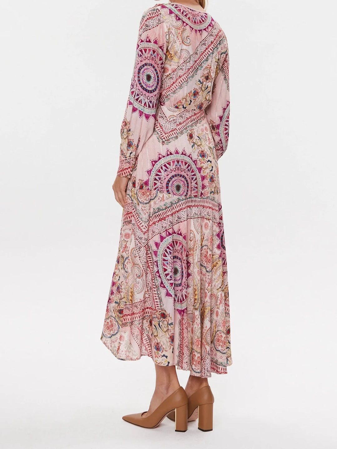 فستان طويل مطبوع بالكامل من Guess