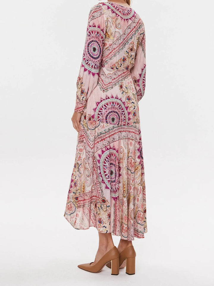 فستان طويل مطبوع بالكامل من Guess