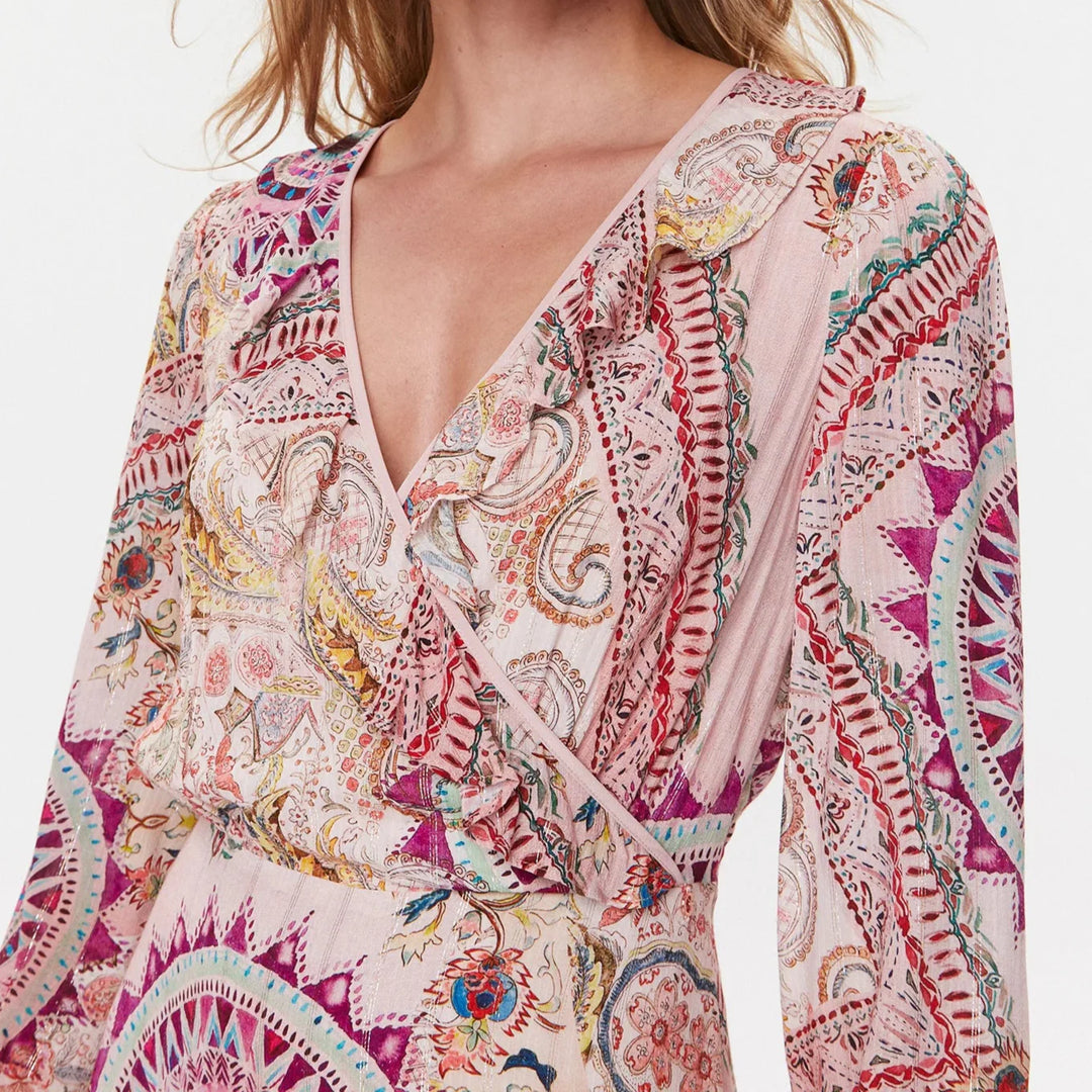 فستان طويل مطبوع بالكامل من Guess