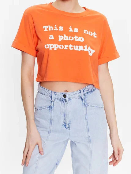 تي شيرت قصير بشعار GUESS