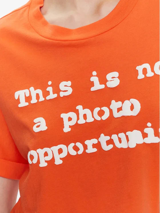 تي شيرت قصير بشعار GUESS