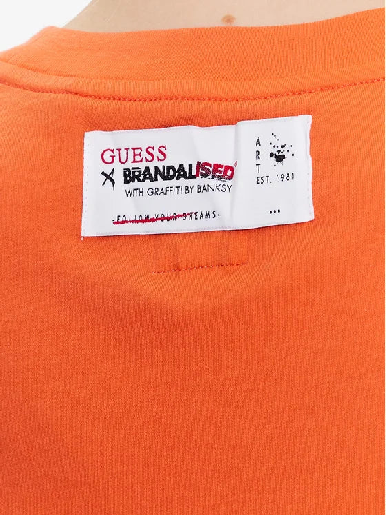تي شيرت قصير بشعار GUESS