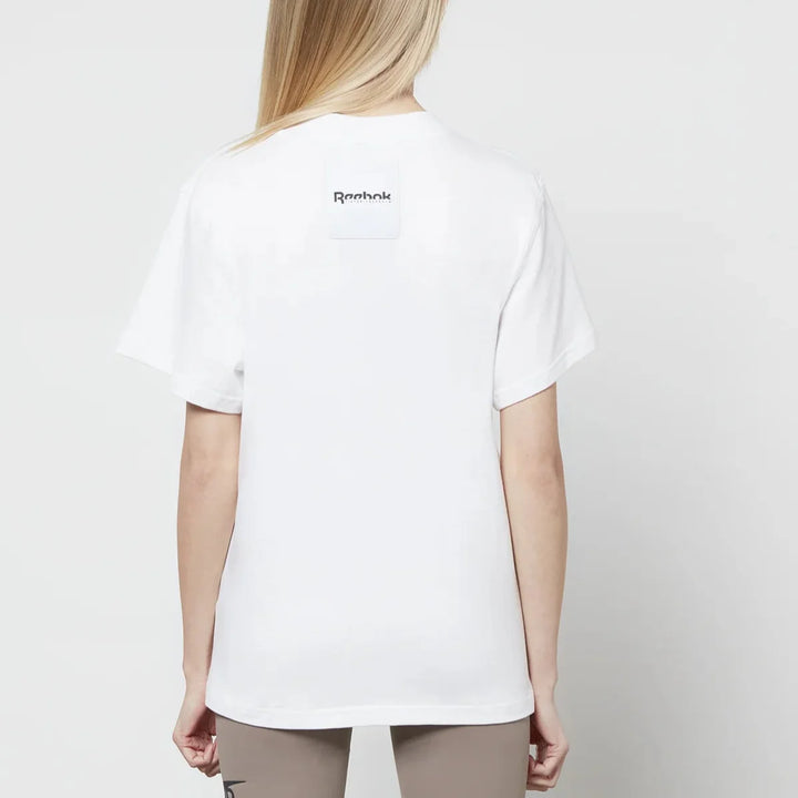 تي شيرت نسائي بشعار ريبوك × فيكتوريا بيكهام - أبيض