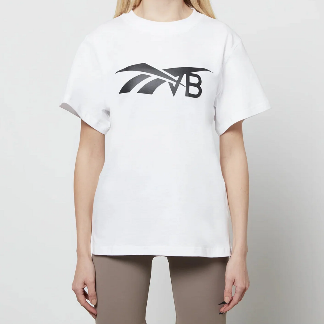 تي شيرت نسائي بشعار ريبوك × فيكتوريا بيكهام - أبيض