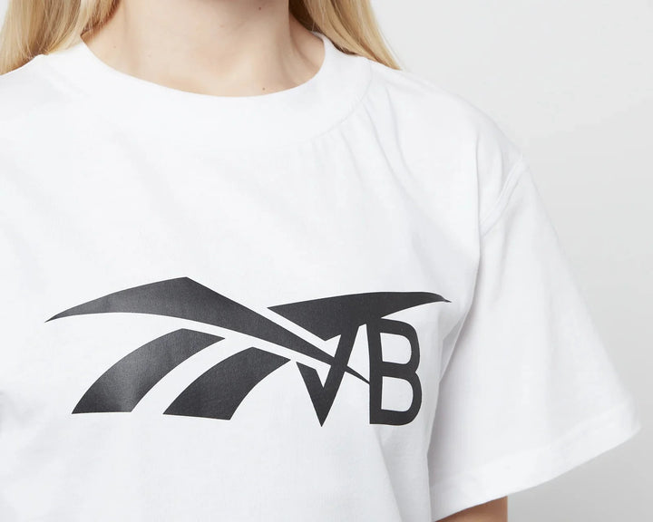 تي شيرت نسائي بشعار ريبوك × فيكتوريا بيكهام - أبيض