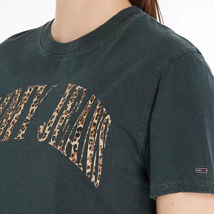 قميص تومي جينز الكلاسيكي بنقشة جلد النمر بأكمام قصيرة