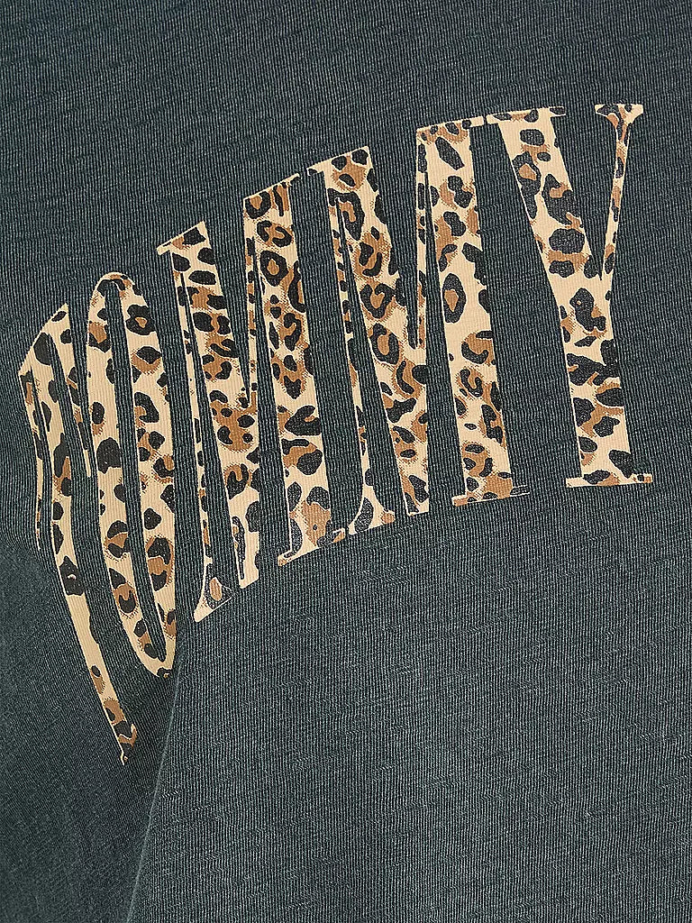 قميص تومي جينز الكلاسيكي بنقشة جلد النمر بأكمام قصيرة